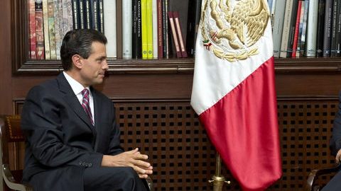 Felipe Calderón (der.), y quien lo sucederá, Enrique Peña Nieto.
