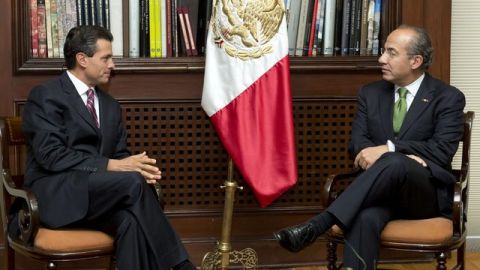 Felipe Calderón (der.), y quien lo sucederá, Enrique Peña Nieto.