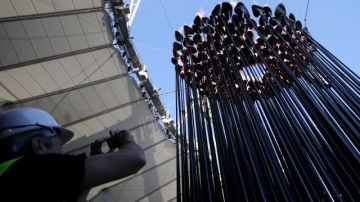 El pebetero fue cambiado del centro del estadio hasta una zona cerca de la campana que resonó en la ceremonia inaugural de los Juegos Olímpicos.