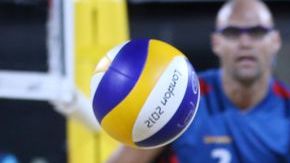 El estadounidense Phil Dalhausser, izq, observa a su compañero Todd Rogers, lanzarse por el balón en su partido contra Japón en los juegos olímpicos de Londres 2012.