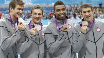 Nathan Adrian, Ryan Lochte y Culllen Jones (izq. a der.) colaboraron en la cosecha de Michael Phelps al ganar la plata en el 4x100.