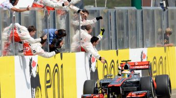 Los mecánicos  de Hamilton celebran el triunfo del inglés, quien baja la velocidad al final de la carrera.