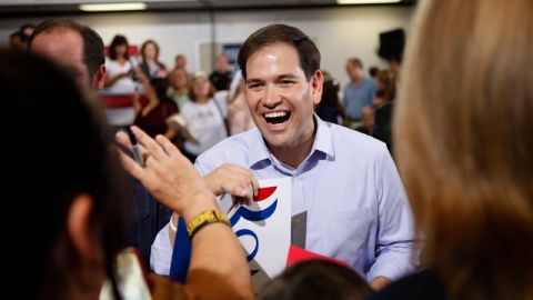 El senador Marco Rubio firma en Las Vegas una declaración de apoyo al virtual  candidato presidencial Mitt Romney.