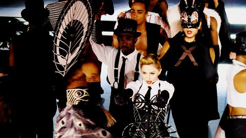 Madonna (centro) durante su presentación en París. El show dejó a sus fans parisienses enojados por las pocas canciones que interpretó.