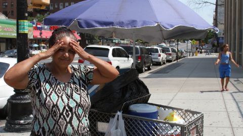 Milagros Valerio, vendedora ambulante en Manhattan, no soporta el calor que viene azotando a Nueva York. La ola de calor también se ha sentido en Los Ángeles.