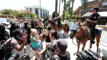 Agentes montados a caballo frente al cuartel de la policía de Anaheim donde ayer ser se realizó una protesta pacífica.