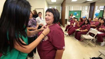 Guadalupe Olalde Chávez recibe su broche de graduación, que la acredita como asistente de enfermera.