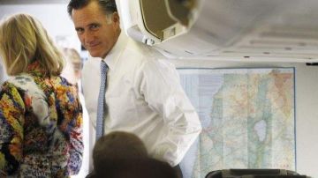 El aspirante presidencial republicano Mitt Romney, en su avión luego de abandonar Israel.
