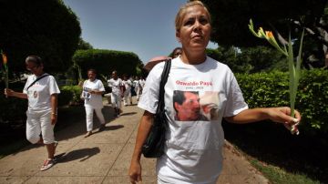 Las Damas de Blanco participan en una marcha por la Quinta Avenida de La Habana, en homenaje al fallecido opositor cubano Oswaldo Payá.