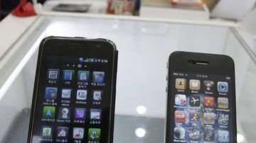 En la foto de archivo, se observa un Galaxy S de Samsung y un iPhone 4 de la Apple en una tienda de Seúl, Corea del Sur.