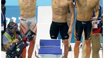 Ryan Lochte, Conor Dwyer y Ricky Berens y Michael Phelps (en el agua)  al ganar los 4x200 libre.