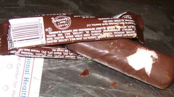Parecían chocolates de la marca Snikers, pero agentes de ICE descubrieron que adentro de la envoltura había metanfetamina.