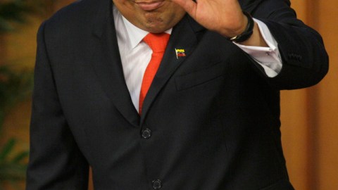 Hugo Chávez saluda en acto por nacimiento de Bolívar.