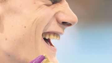 Yannick Agnel feliz con su medalla al ganar los 200 metros estilo lobre en el Centro Acuático de Londres.