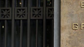 Empleados del sector bancario protestan a las afueras de una sede cerrada del Banco Nacional de Grecia en Atenas, ayer.