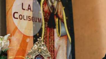 El arzobispo José Gómez muestra lo que él llama 'una reliquia de la tilma de la imagen original de la virgen'.