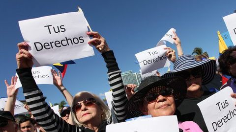 Venezolanos protestaron ayer contra el cierre de su consulado en Miami Florida.