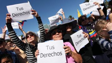 Venezolanos protestaron ayer contra el cierre de su consulado en Miami Florida.