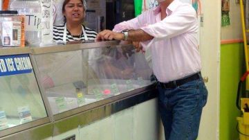 Carlos Irizarry ha conseguido refugio en la heladería tropical "Los Coquitos" en Kissimmee.