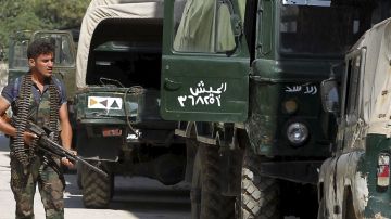 Un rebelde sirio patrulla luego de que las fuerzas armadas ocuparan la base militar cercana a Aleppo, Siria, el pasado jueves.