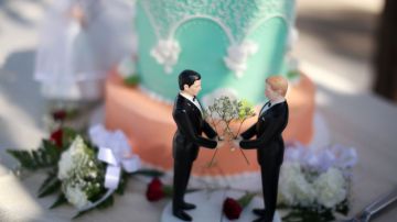 Un pastel de boda en una conferencia de prensa de acitivistas gay que quieren casarse, en California.