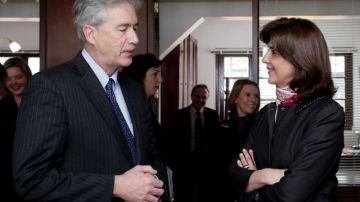 La canciller colombiana, María Ángela Holguin, hablando con el subsecretario de Estado adjunto de EE.UU., Bill Burns.