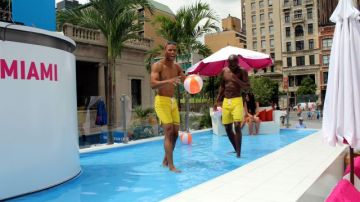 Promotores de turismo de Miami instalaron una piscina en Unión Square, en el corazón de Manhattan.