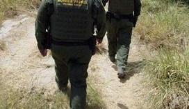 Agentes de la Patrulla Fronteriza de EE.UU. vigilan la zona limítrofe con México.