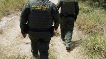 Agentes de la Patrulla Fronteriza de EE.UU. vigilan la zona limítrofe con México.
