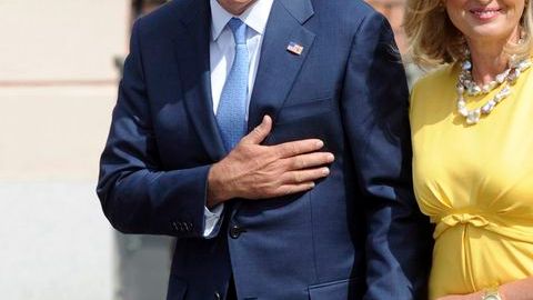 Mitt Romney con su esposa Ann saluda a los veteranos polacos de la Segunda Guerra Mundial.