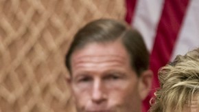 Laura Brozek, exdirectora de reclutamiento para la ITT Technical Institue (centro), describe los agresivos métodos usados para que los estudiantes se matriculen en esos colegios,  en Washington, D. C.