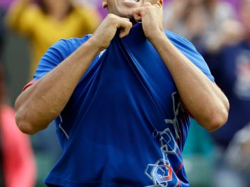 El francés Jo-Wilfried Tsonga festeja el 'sudado' triunfo.
