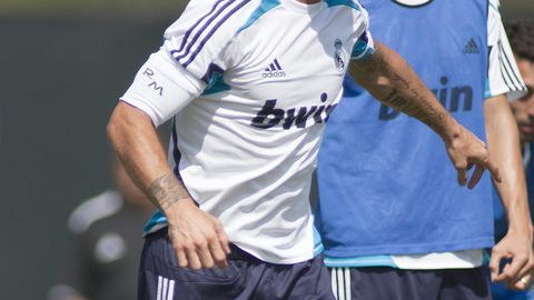 Sergio Ramos conduce el balón en la práctica de ayer del Real Madrid.