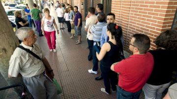 Españoles hacen fila para  Servicios Públicos de Empleo.