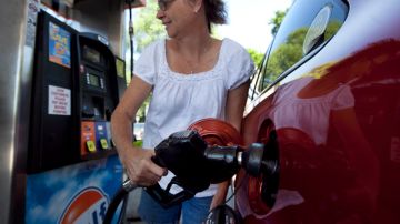 La baja en el precio de la gasolina fue uno de los factores que compensó la situación económica actual.