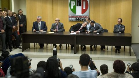 Los principales dirigentes del Partido Revolucionario Institucional participaban en una rueda de prensa en julio en Ciudad de México.