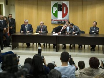 Los principales dirigentes del Partido Revolucionario Institucional participaban en una rueda de prensa en julio en Ciudad de México.