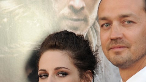 Kristen Stewart con el director Rupert Sanders, realizador de 'Snow White and the Huntsman'.