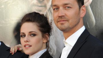 Kristen Stewart con el director Rupert Sanders, realizador de 'Snow White and the Huntsman'.