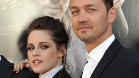 Kristen Stewart con el director Rupert Sanders, realizador de 'Snow White and the Huntsman'.