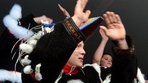 Pitbull, el lunes, durante su visita a Kodiak.