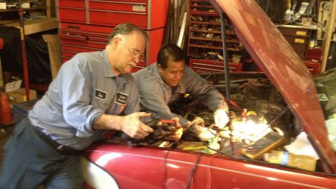 Empresarios del área automotriz aprenden a interpretar los estados financieros de sus negocios.