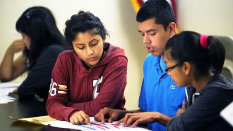 Miles de estudiantes esperan el reglamento  para regularizar su situación.