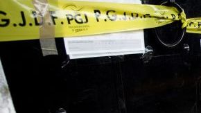 Policías en guardia junto a un altar en el club News Divine, donde 12 personas murieron en una estampida, el, 24 de junio de 2008.