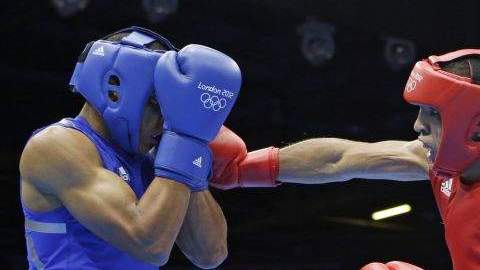 El puertorriqueño Félix Verdejo (izq.), durante el combate contra el tunecino Ahmed Mejri.