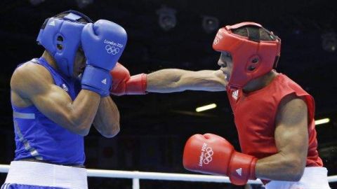 El puertorriqueño Félix Verdejo (izq.), durante el combate contra el tunecino Ahmed Mejri.