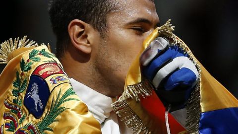 El venezolano Rubén Limardo celebra el oro tras vencer al noruego Bartosz Piasecki en la final de la prueba de esgrima.