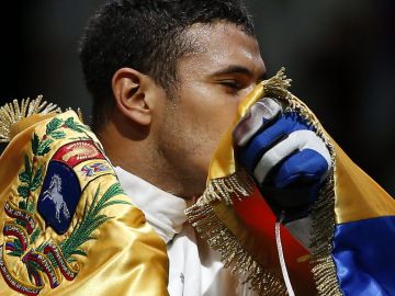 El venezolano Rubén Limardo celebra el oro tras vencer al noruego Bartosz Piasecki en la final de la prueba de esgrima.
