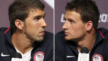 Nadadores estadounidenses Michael Phelps (der.) y Ryan Lochte.