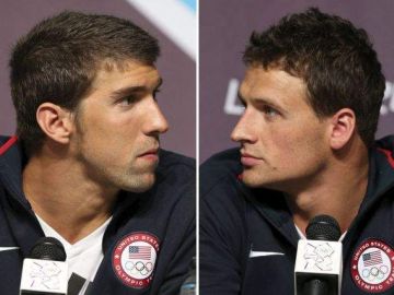 Nadadores estadounidenses Michael Phelps (der.) y Ryan Lochte.